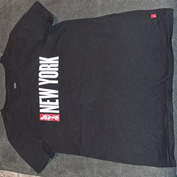 Levi's Tops - Levis Graphic New York T 👕 Size xs